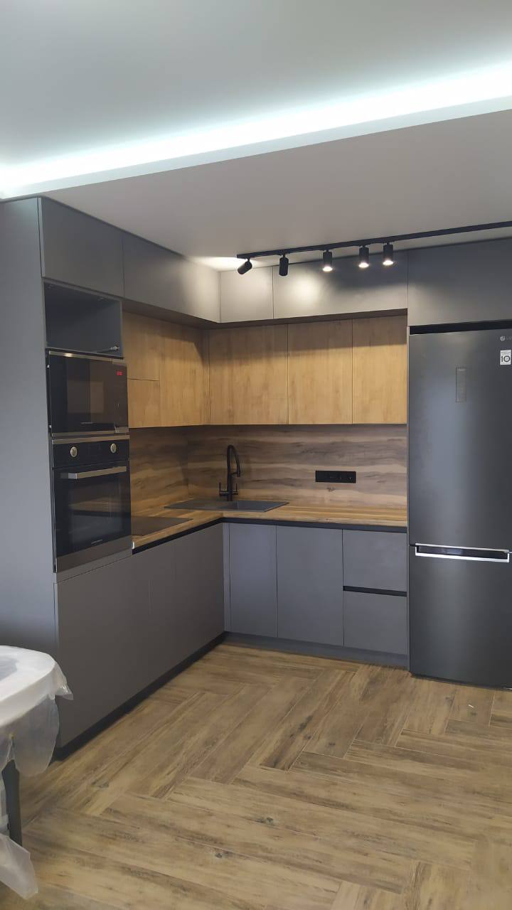 Кухня угловая — Тёмно-серый и дерево